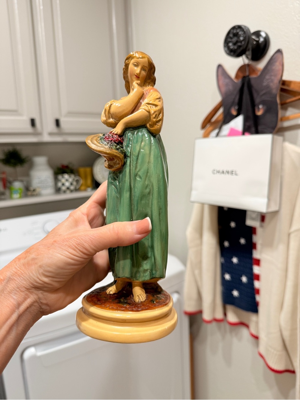 Vintage Italian Borghese Woman with Basket - Picture 5 of 16